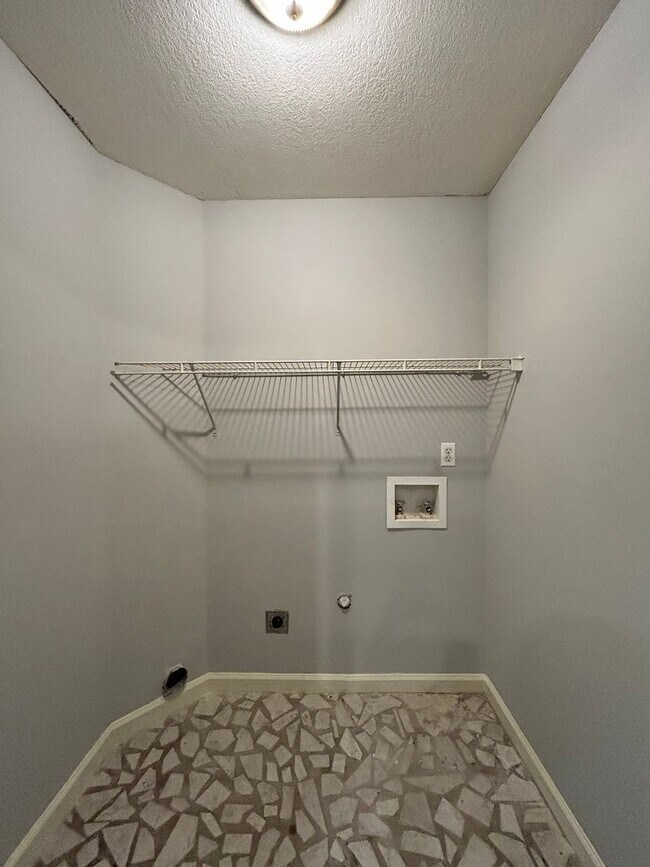 Building Photo - Charming 2 Bed, 1 Bath, 1 Car Garage, Covered Patio in Private Neighborhood!