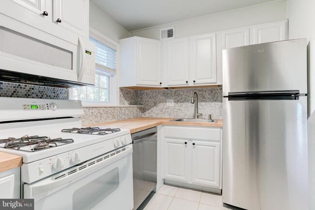 Building Photo - 121 Cabbel Dr