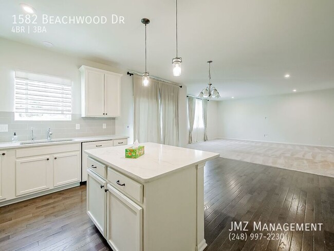 Building Photo - 1582 Beachwood Dr