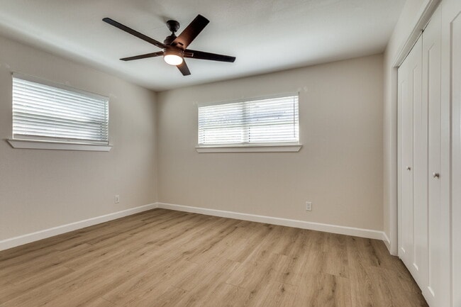 Building Photo - Great 2 bedroom upstairs unit - Available Summer 2026