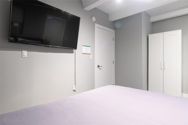 Building Photo - 1020 N Victoria Park Rd