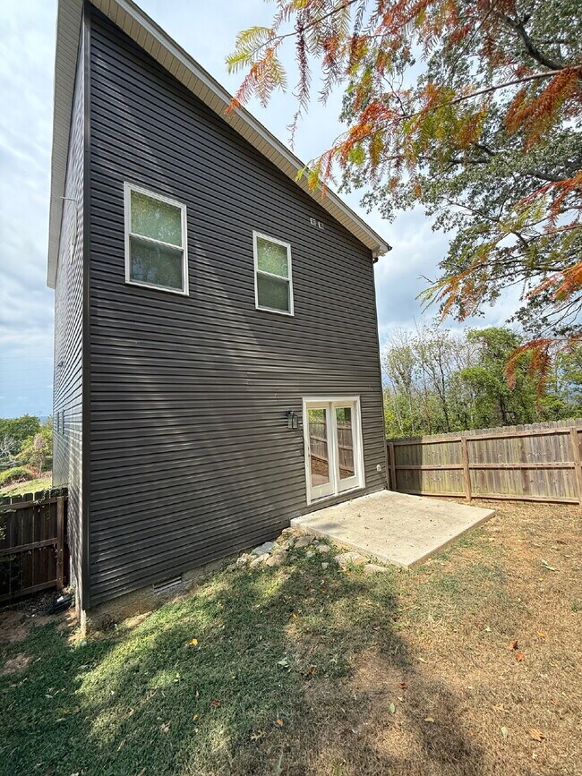 Building Photo - Amazing 3 bed 2.5 w/fenced yard. 10 min fr...