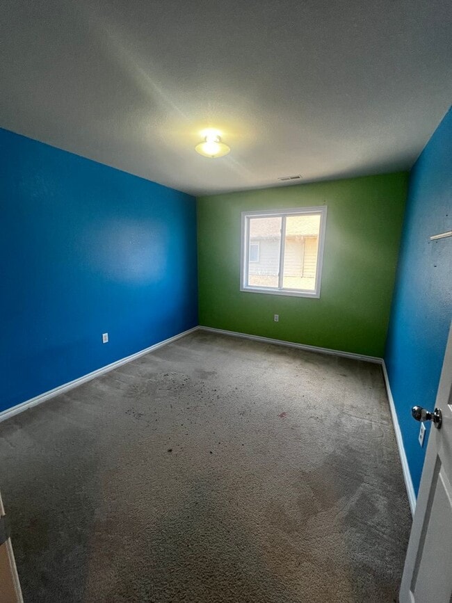Building Photo - Charming Townhome, Prime Location, Cozy Li...
