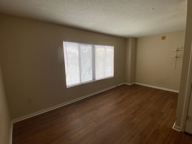 Building Photo - 1600 Park Cir