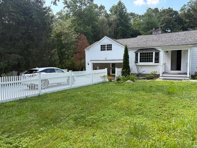 Building Photo - 158 Jelliff Mill Rd