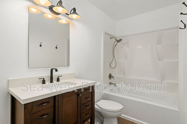 Building Photo - 2517 Navarra Dr
