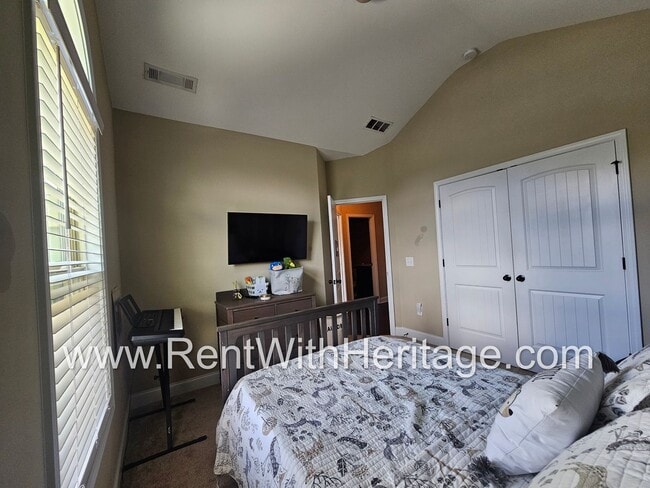 Building Photo - Gorgeous 3 bd / 2 bath / Attention to Deta...
