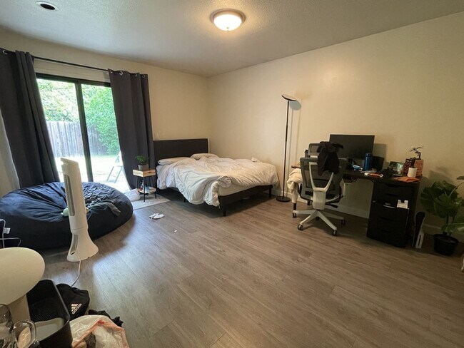 Building Photo - Two story 4 bedroom 2.5 bath home for September move in!