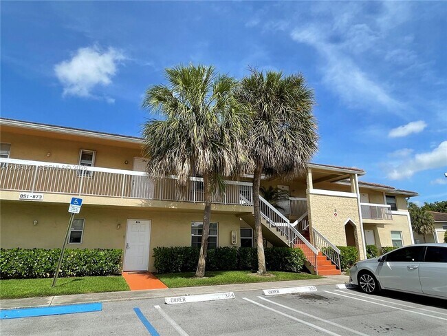 Building Photo - 821 Twin Lakes Dr
