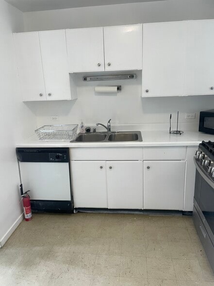 Kitchen - 6700 S South Shore Dr