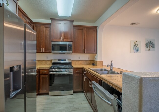 Building Photo - Amazing Natomas 3/2.5 - Waiting For You!  ...
