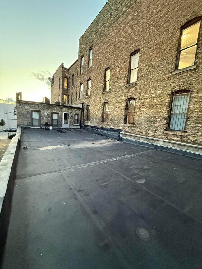 Building Photo - 906 S 5th St