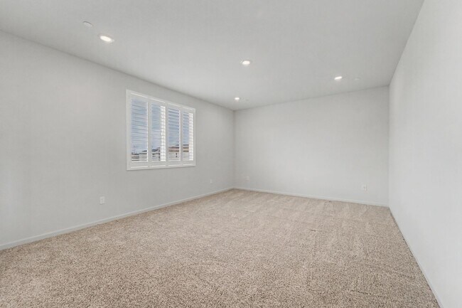 Building Photo - Big 3 bedroom 3 bath in Plumas Lake