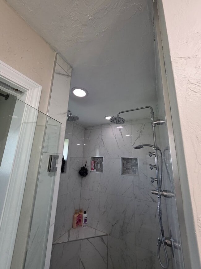 Building Photo - Large 3 bedroom in Bethany