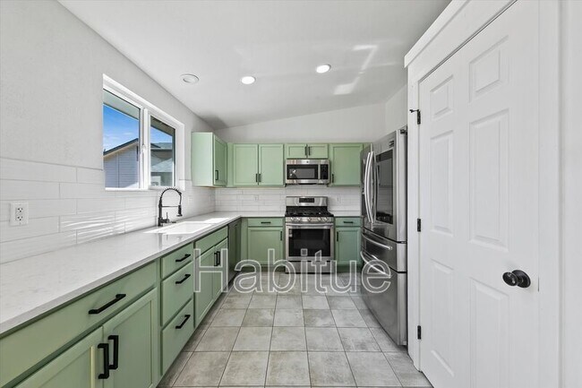 Building Photo - 2041 E Oakridge Ct