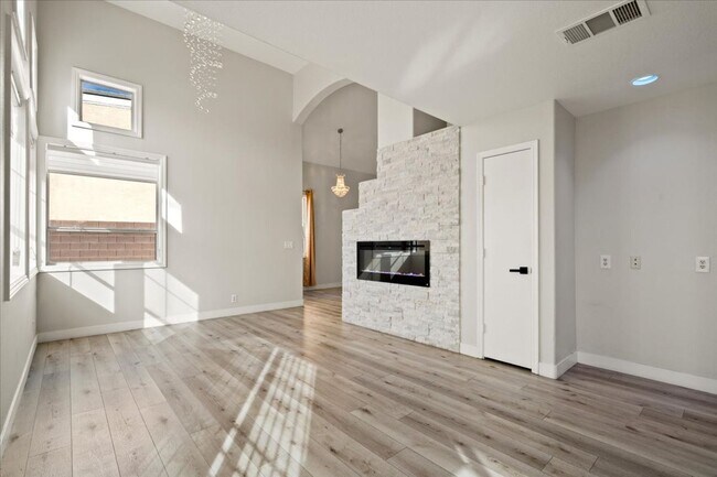 Building Photo - Contemporary 3 Bedroom With Luxurious Finishes