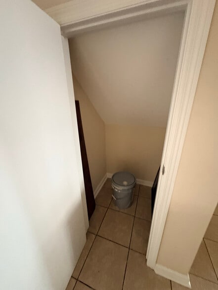 Building Photo - 801 Burcale Rd