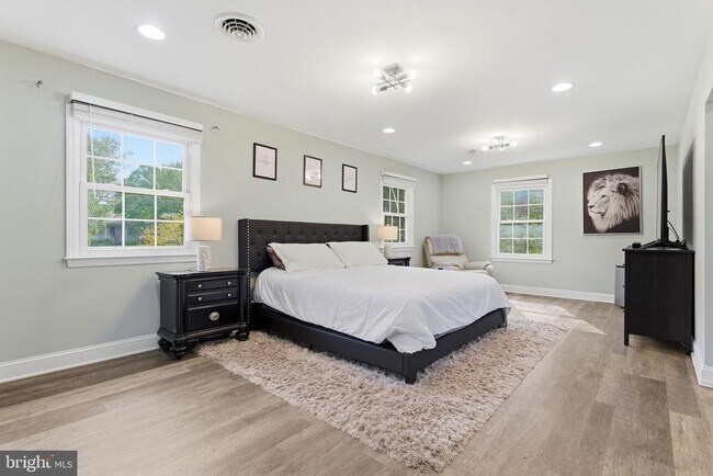 Building Photo - 5642 Jefferson Blvd