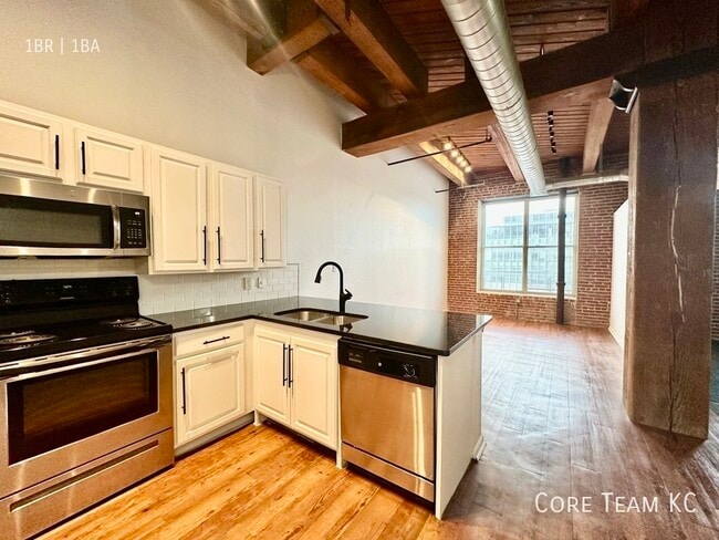 Building Photo - 202 W 5th St