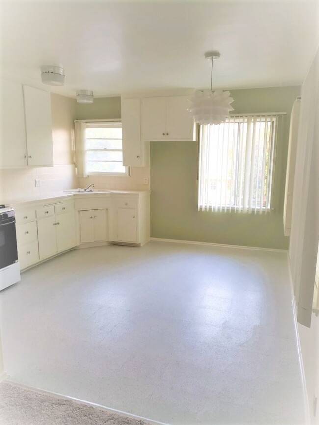 Building Photo - SUNNY TWO BEDROOM ONE BATH Apartment ***