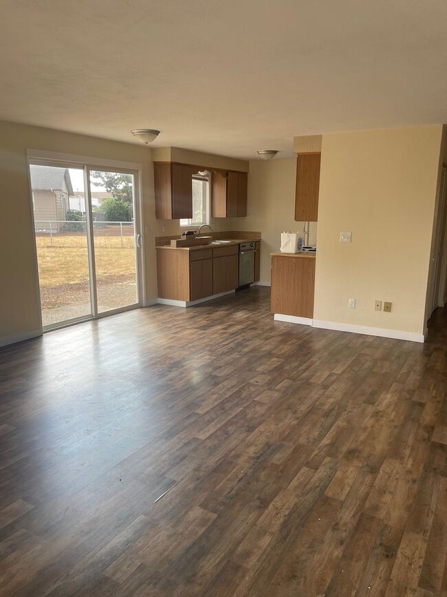 Building Photo - 00340-1554/1555 Wedgewood