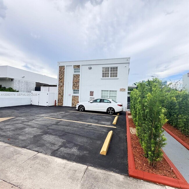 Building Photo - 2015 SW 27th Ave