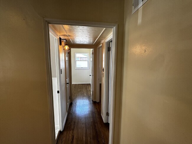 Building Photo - ***Available late-July*** Charming Home in...