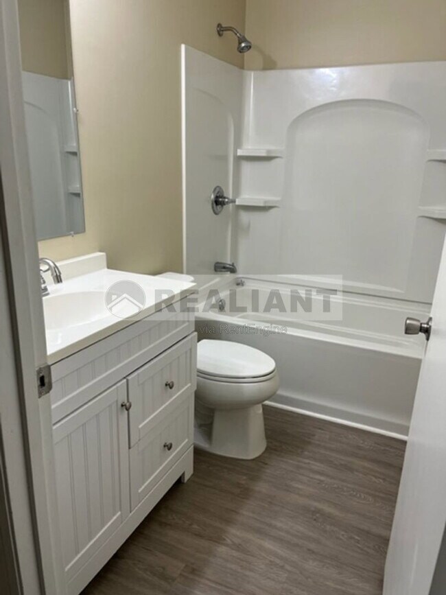 Building Photo - 108 Oakwood Dr