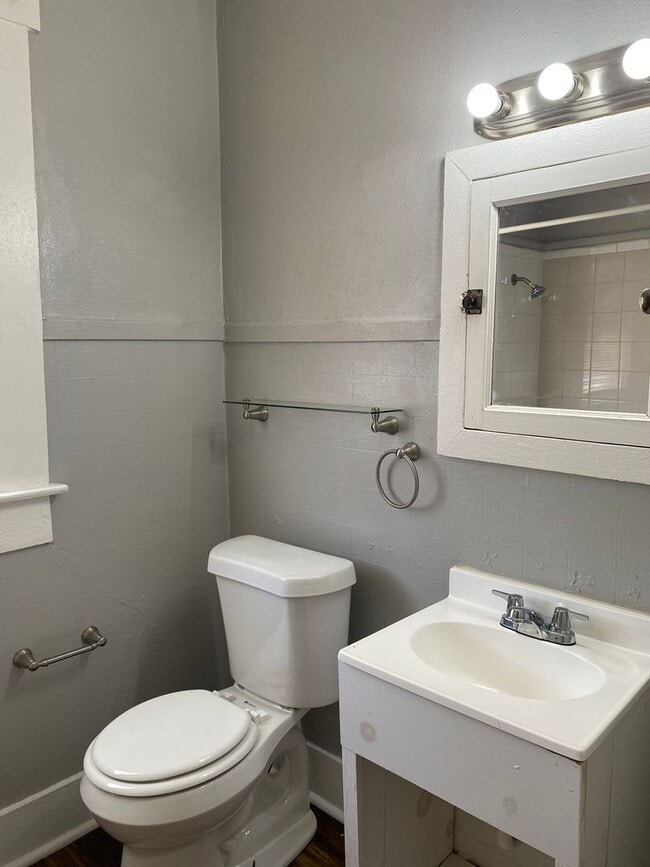Building Photo - 215 Paschal St