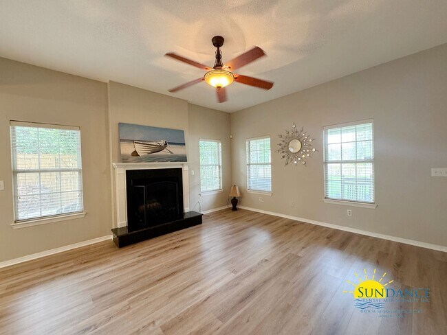 Building Photo - Charming 3-Bedroom Home in Shalimar – Conv...