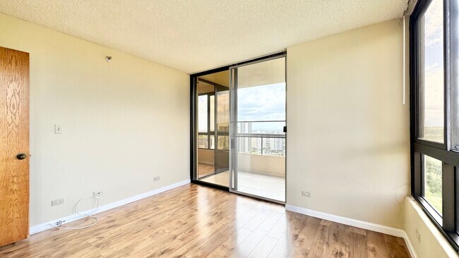 Building Photo - HIGHLY DESIRABLE 2 BED/2 BATH SPECTACULAR ...