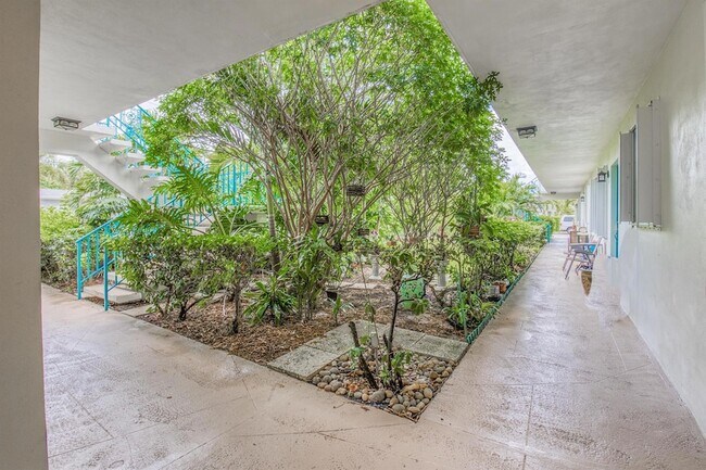 Building Photo - 301 S Lakeside Dr