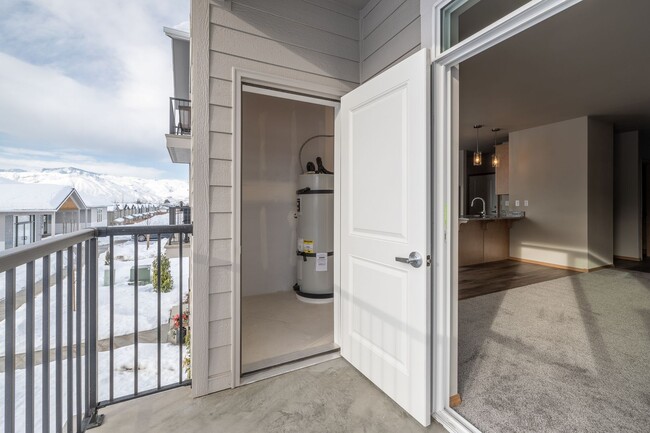 Building Photo - Large 2 Bedroom/2 Bath Apartment- Pet Frie...