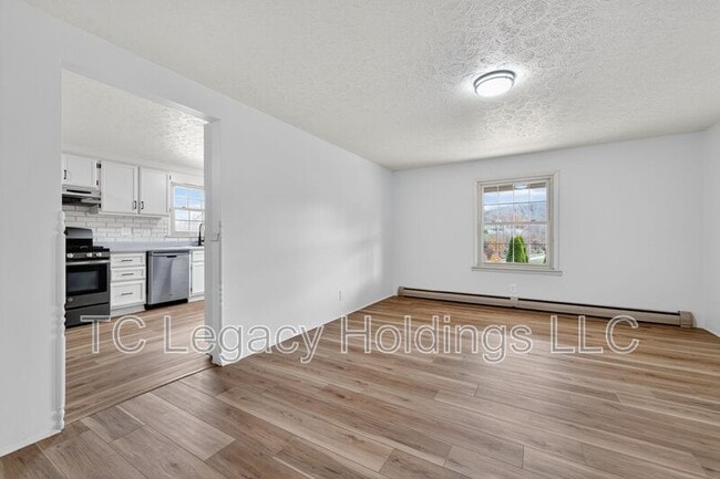 Building Photo - 1121 Eastwood Dr