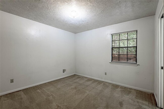 Building Photo - 2402 Sycamore Ave
