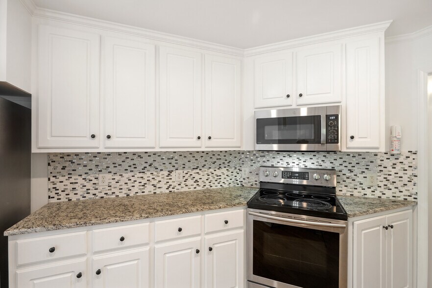 Building Photo - 4 Kandes Ct