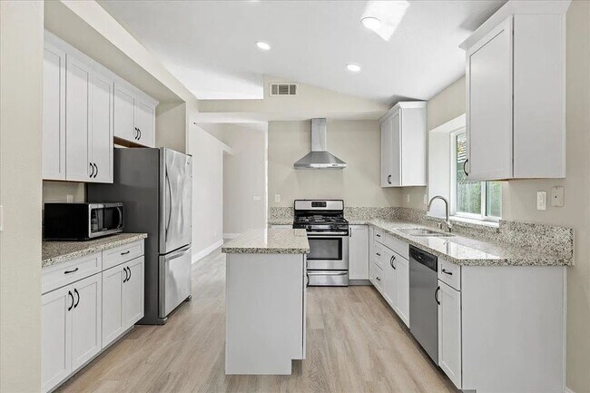 Building Photo - Updated Contemporary 3 Bed / 2 Bath Home w...