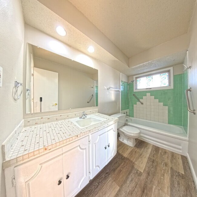 Building Photo - Spacious 3-Bedroom, 1-Bath Ranch - South Side Location