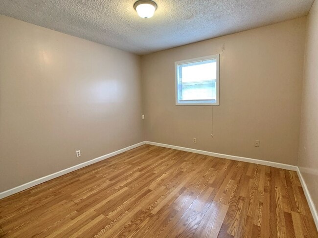 Building Photo - 3 Bedroom Single Family Home