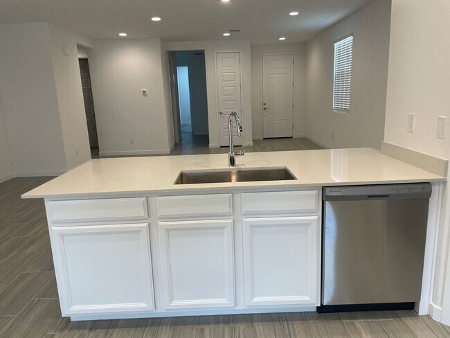 Building Photo - 9343 W Glenrosa Ave