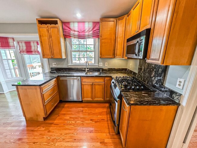 Building Photo - Magnificent 5 Bed 3 Bath Colonial Home Sit...