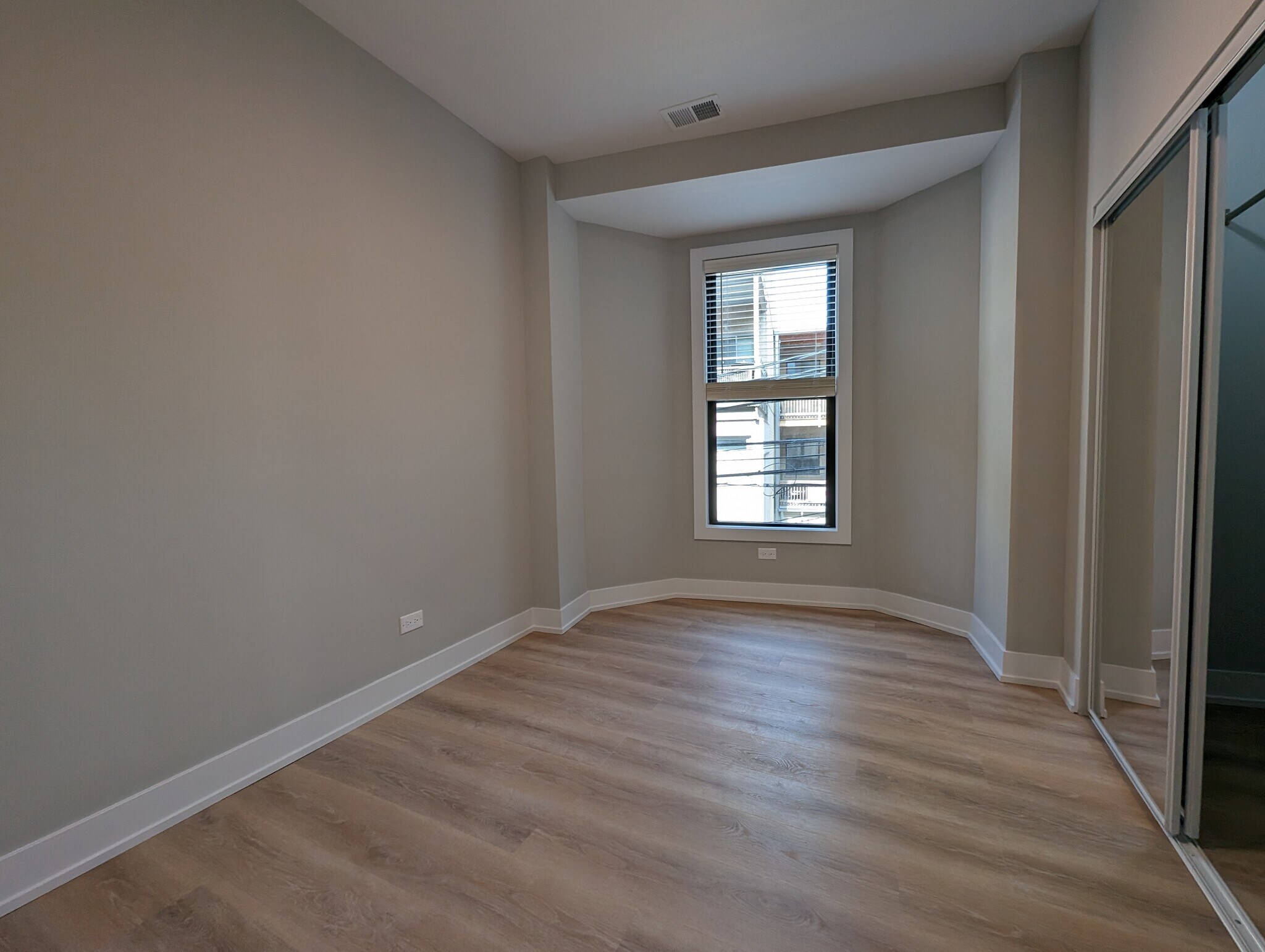 Building Photo - 440 W Belden Ave