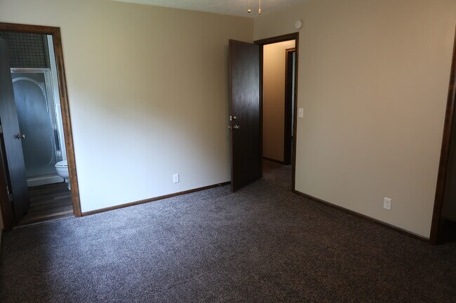 Building Photo - 2303 Nottingham Dr