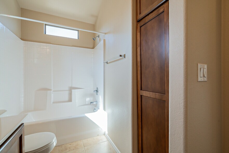 Building Photo - 2725 E Mine Creek Rd