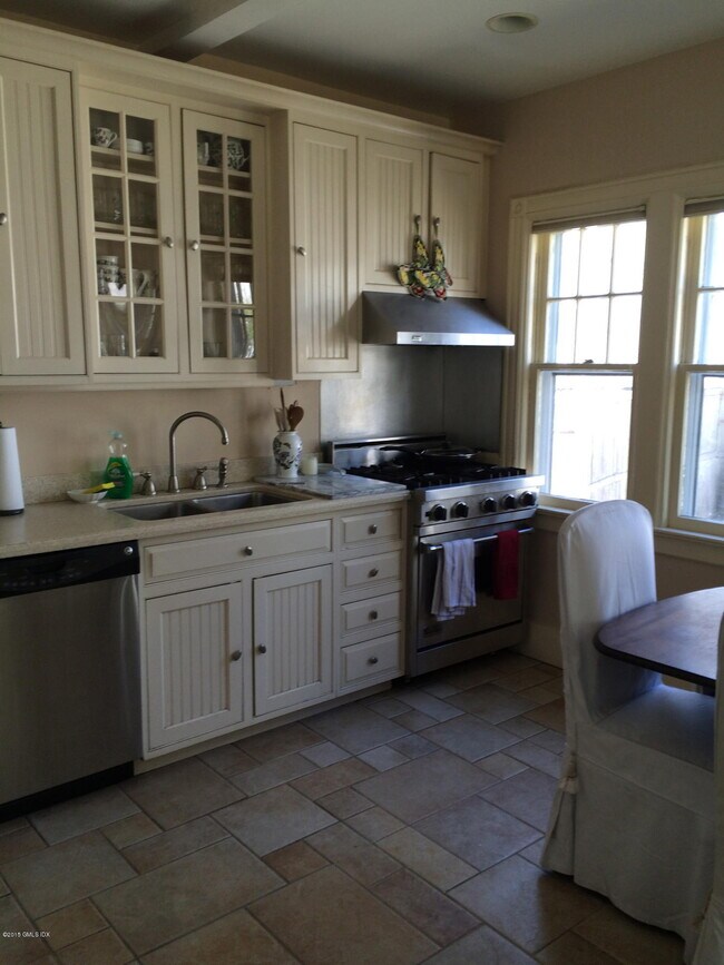 Building Photo - 35 Rockview Dr