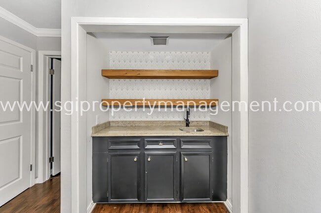 Building Photo - 7906 Royal Ln