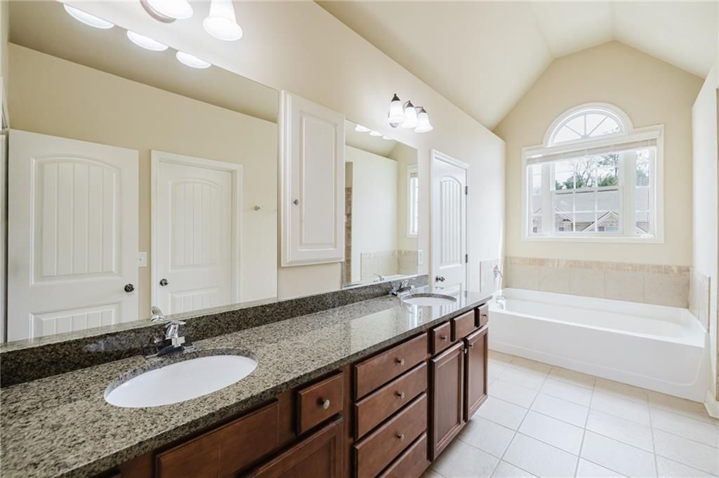 Building Photo - 3562 Fallen Oak Dr