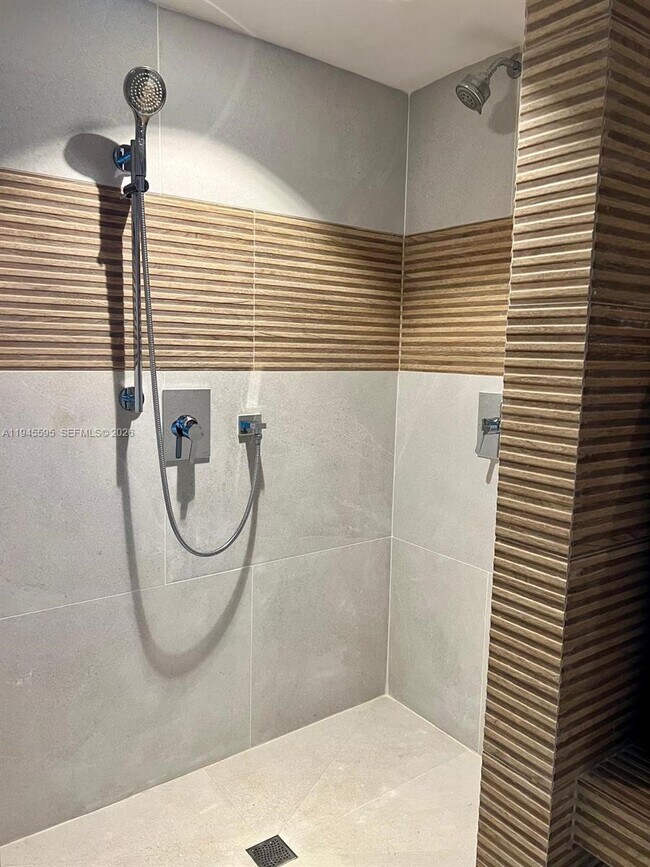 Building Photo - 9821 E Bay Harbor Dr