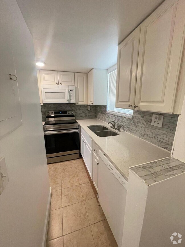 Building Photo - 1501 Crescent Cir