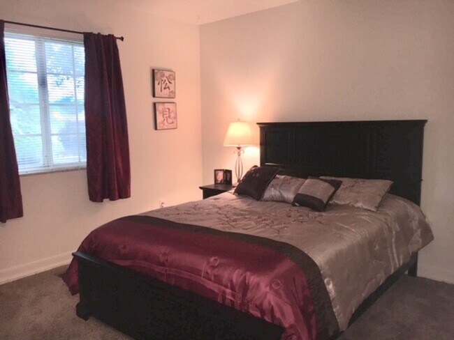 Building Photo - Spacious 3 bedroom 1.5 bath 1 MONTH FREE W...